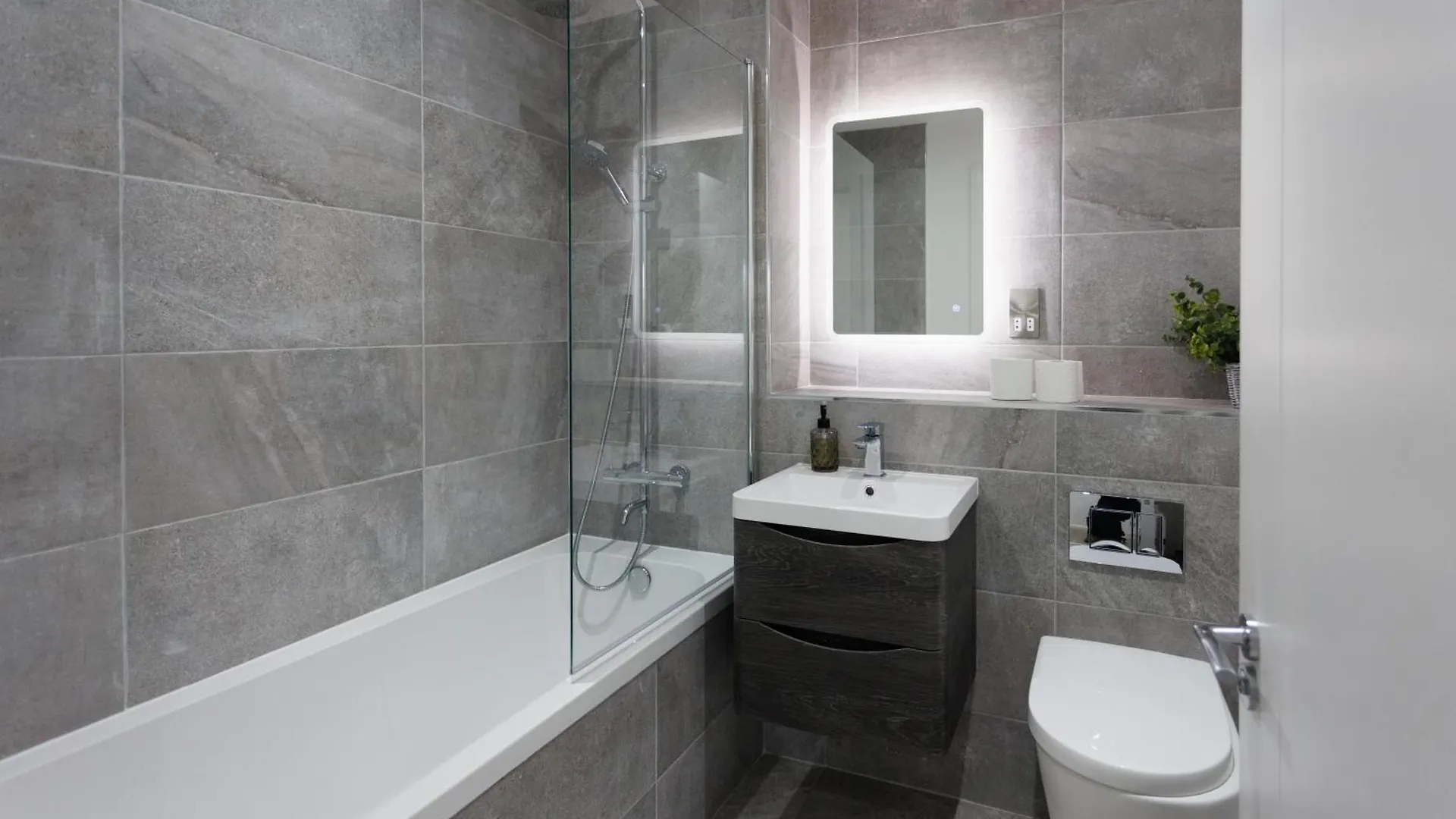 Modern 3 Bedroom Flat In Belfast City Center Apartment