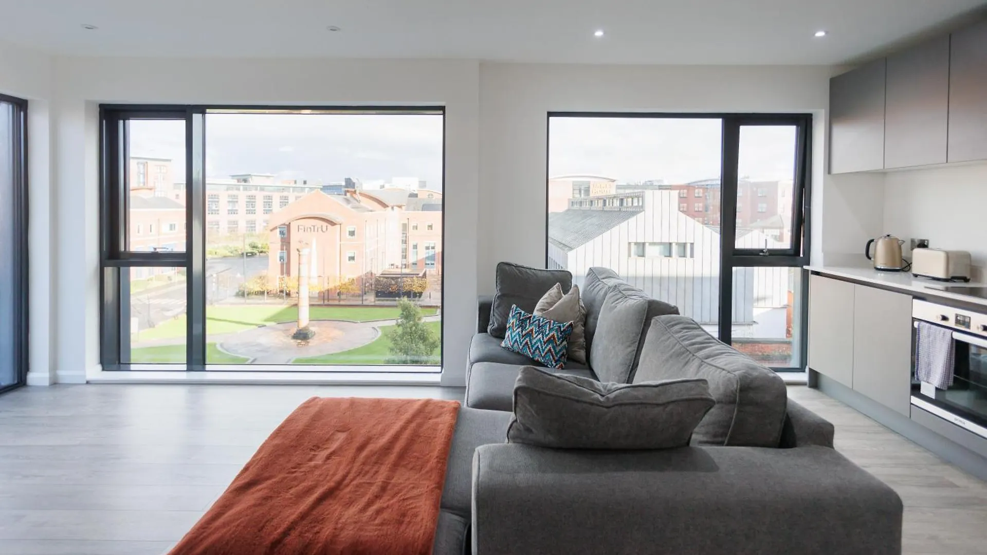 Modern 3 Bedroom Flat In Belfast City Center
